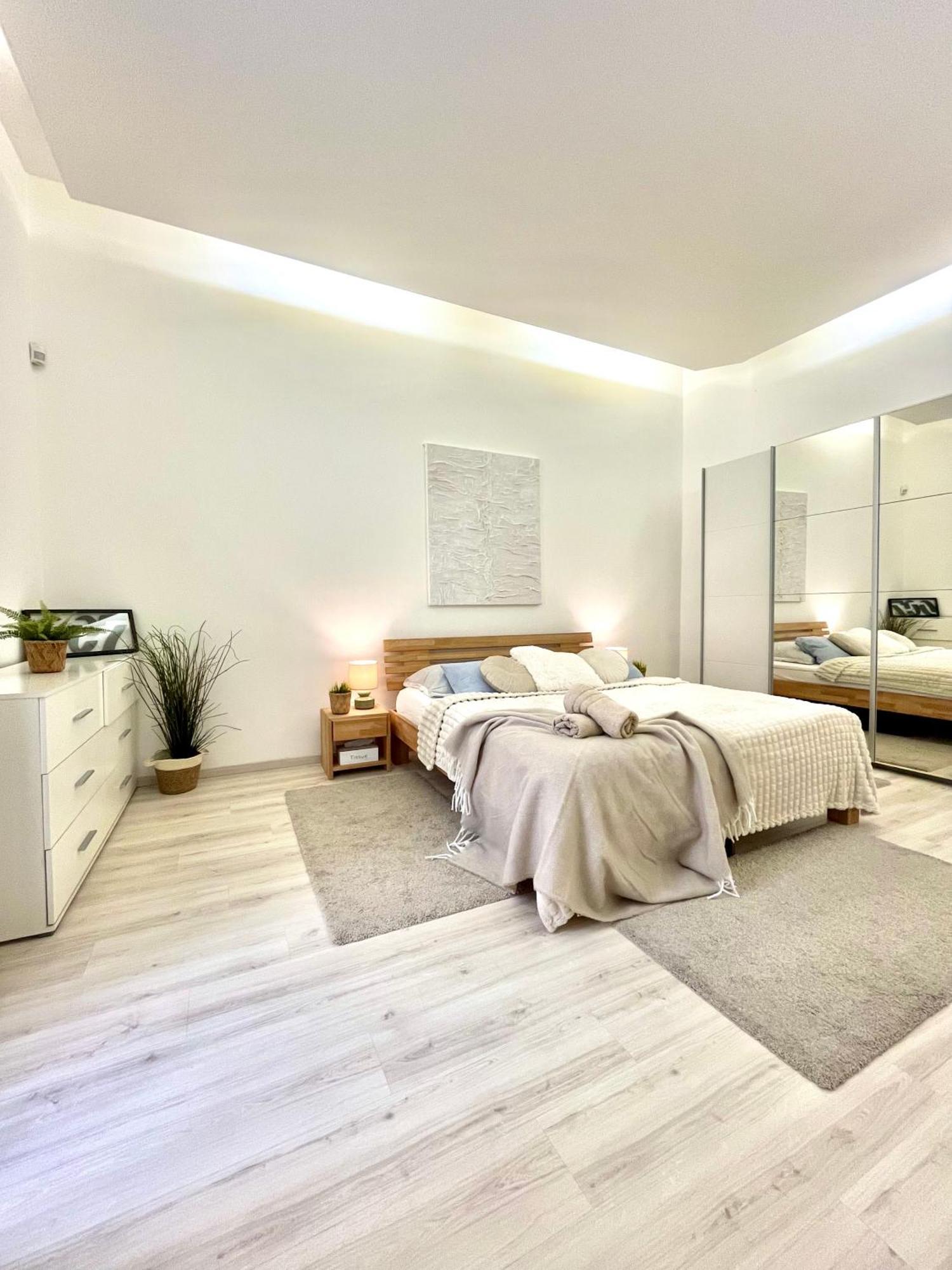 James Bond Apartment Old Town Bratislava Exterior foto